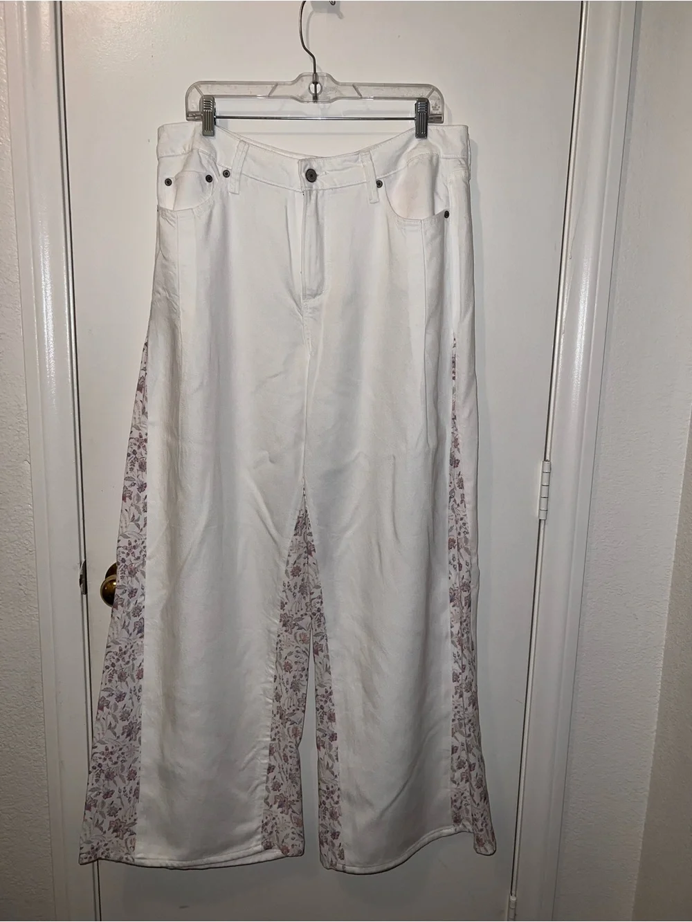 Women's Wide-Leg White Jeans with Floral Side Panels - Picture 5 of 10